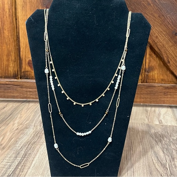 Jewelry - Gold layered pearl accent necklace